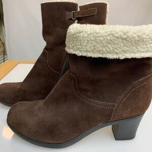 Vintage Clarks Brown Suede, Lined Booties Size 9